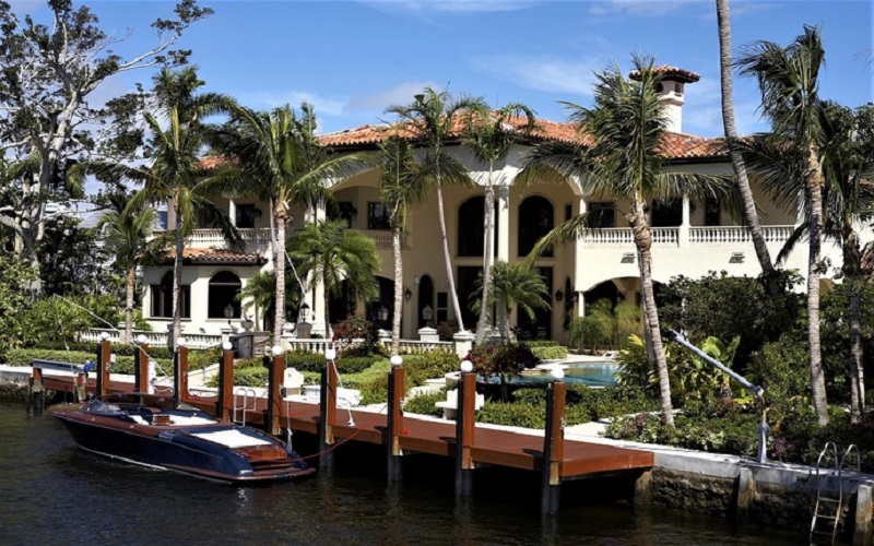 The rental property includes the use of a paddleboard